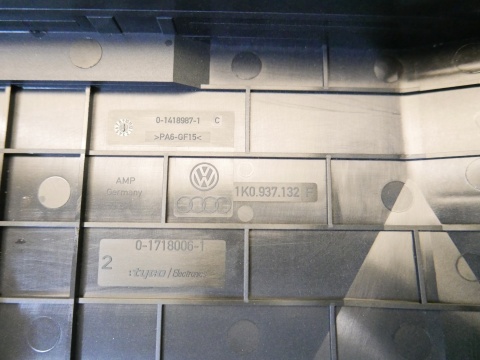 Obudowa osłona skrzynki bezpieczników 1K0937132F VW GOLF V 1K 1.4 16V 03-09