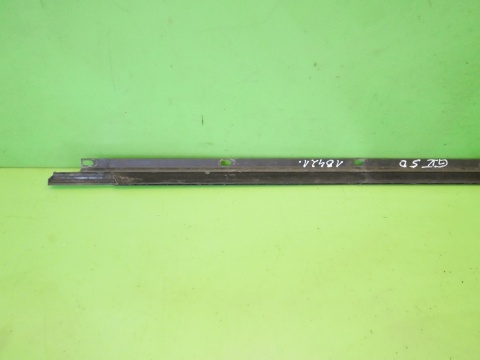 Listwa zgarniająca prawa przód VW GOLF V 1K HB 5D 03-09