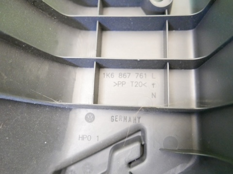 Mocowanie podpora półki tył lewa 1K6867761L VW GOLF V HB 5D 03-09