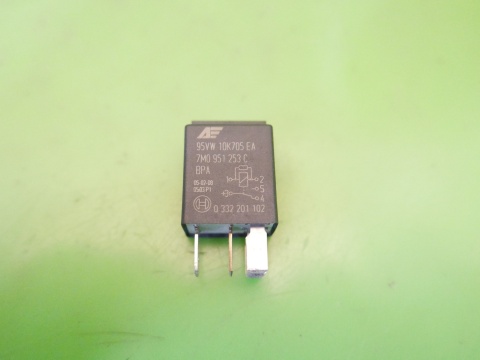 Przekaźnik 404 7M0951253C 0332201102 VW GOLF V 1K 1.4 16V 03-09