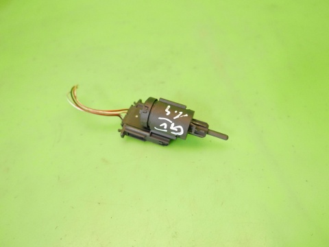 Czujnik świateł stop pedału hamulca V10730098 VW GOLF V 1K 1.4 16V 03-09