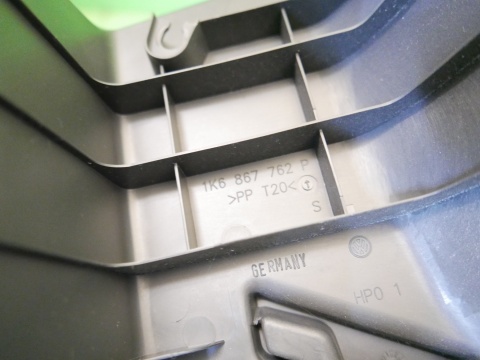 Mocowanie podpora półki tył prawa 1K6867762P VW GOLF V HB 5D 03-09