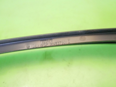 Listwa nakładka słupka drzwi lewa przód 1K4837901A VW GOLF V 1K HB 5D 03-