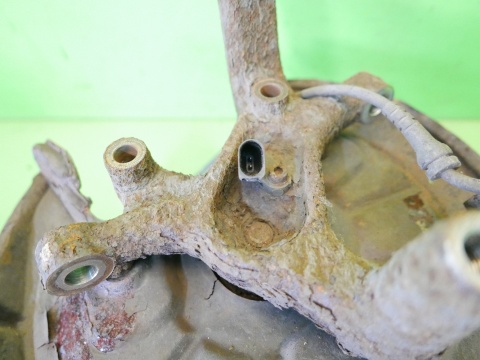 Zwrotnica piasta lewa tył VW GOLF V 1.4 16V HB 03-09