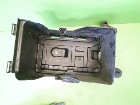 Obudowa osłona podstawa akumulatora 1K0915443A VW GOLF V 1K 1.4 16V 03-09