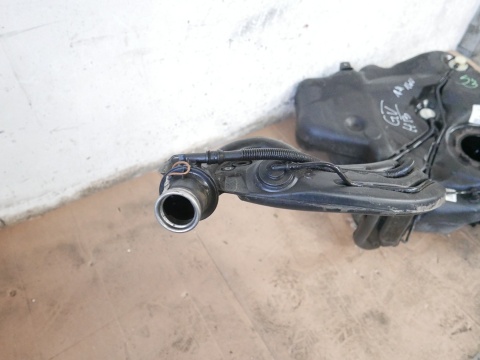 Zbiornik bak paliwa 1K0201085M benzyna VW GOLF V 1K 1.4 16V HB 03-09