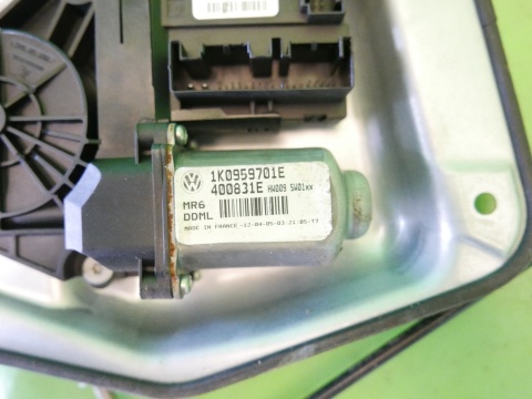 Mechanizm podnośnik szyby lewy przód 1K0959793C VW GOLF V 1K HB 5D 03-09