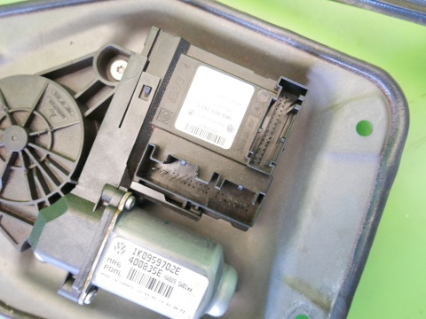 Mechanizm podnośnik szyby prawy przód 1K0959792C VW GOLF V 1K HB 5D 03-09