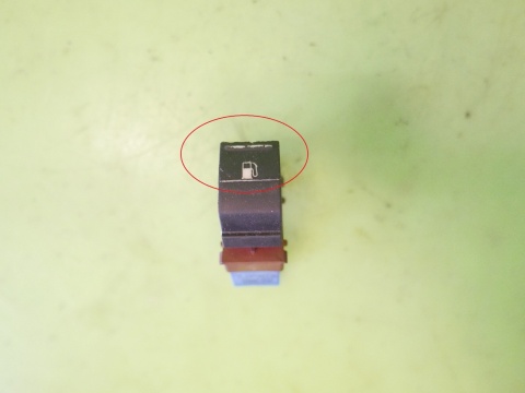 Przełącznik otwierania klapki wlewu paliwa 7L6959833A VW GOLF V 1K 03-09