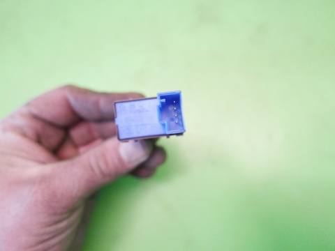 Przełącznik otwierania klapki wlewu paliwa 7L6959833A VW GOLF V 1K 03-09