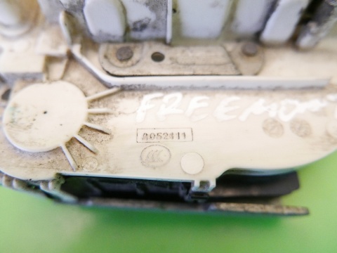 Centralny zamek prawy przód P04589916AD 4pin FIAT FREEMONT I 11-15