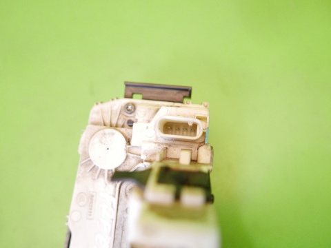 Centralny zamek prawy przód P04589916AD 4pin FIAT FREEMONT I 11-15