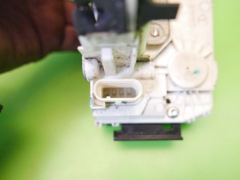 Centralny zamek prawy tył P04589914AD 4pin FIAT FREEMONT I 11-15