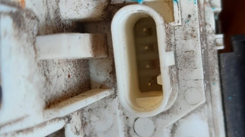 Centralny zamek lewy przód P04589913AE 4pin FIAT FREEMONT I 11-15