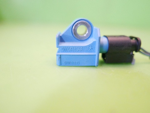 Czujnik uderzenia bocznego 56054183AA 5WK44449 FIAT FREEMONT I 11-15