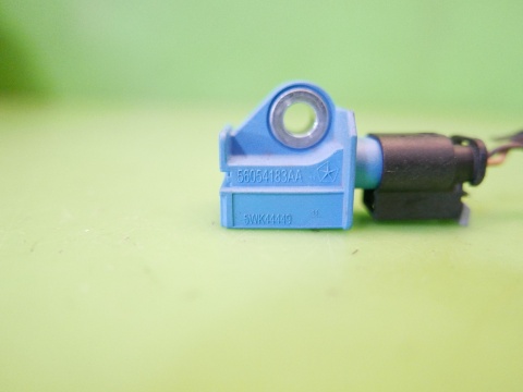 Czujnik uderzenia bocznego 56054183AA 5WK44449 FIAT FREEMONT I 11-15