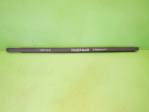 Listwa zgarniająca zewnętrzna prawa przód FIAT FREEMONT I 11-15