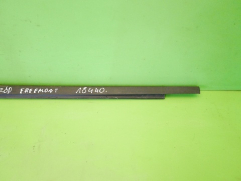 Listwa zgarniająca zewnętrzna lewa przód FIAT FREEMONT I 11-15