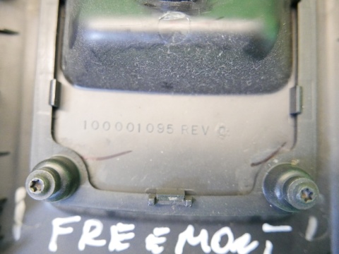 Osłona zaślepka tunelu gniazdo zapalniczki 12V FIAT FREEMONT I 11-15