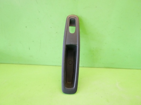 Ramka przełącznika szyby rączka lewa tył 829508687R RENAULT KADJAR I 15-18