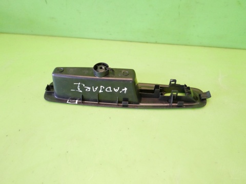 Ramka przełącznika szyby rączka lewa tył 829508687R RENAULT KADJAR I 15-18