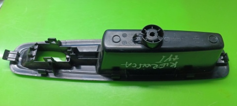 Ramka przełącznika szyby rączka lewa tył 829508687R RENAULT KADJAR I 15-18