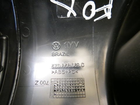 Kratki nawiewu środek ramka licznika deski 5Z0858069C VW FOX I 5Z1 03-09