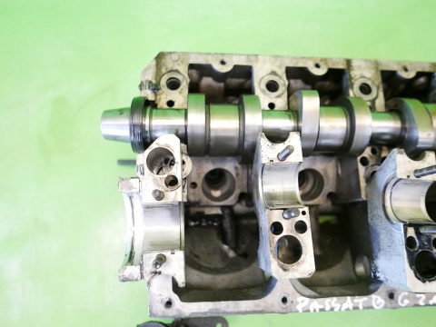 Głowica z zaworami 038103373R wałek rozrządu VW PASSAT B6 2.0 TDI 8V 05-09
