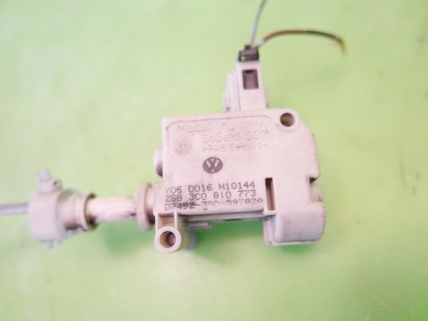 Siłownik klapki wlewu paliwa 3C0810773 VW PASSAT B6 SEDAN 05-09
