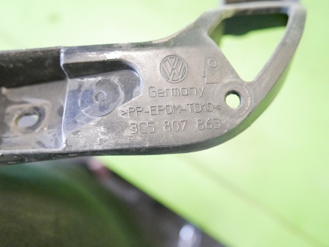 Ślizg zderzaka środek tył 3C5807863 VW PASSAT B6 SEDAN 05-09