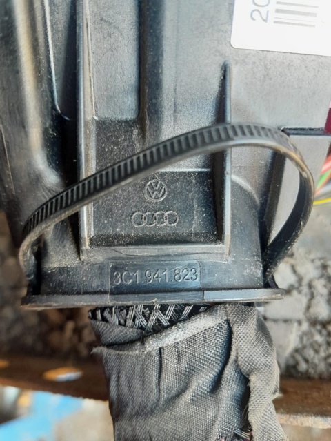 Skrzynka bezpieczników 3C1941823 VW PASSAT B6 2.0 TDI 8V 05-09