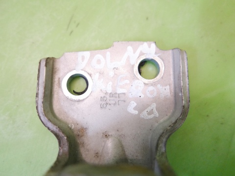 Zawias drzwiowy lewy przód dół Z2S SUZUKI SX4 I GY RW SEDAN 06-09