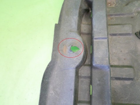 Osłona pod silnik prawa dół 7239180J00 SUZUKI SX4 I GY RW 1.6 06-09