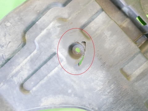 Osłona pod silnik prawa dół 7239180J00 SUZUKI SX4 I GY RW 1.6 06-09