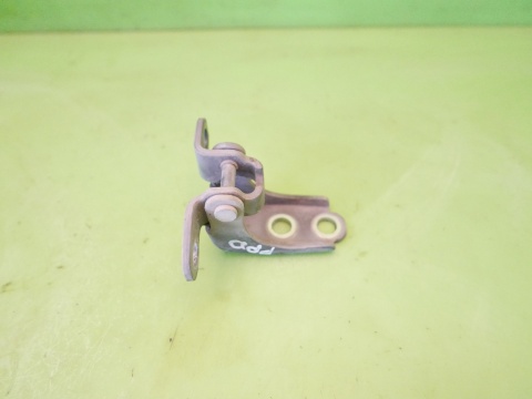 Zawias prawy przód dół NH684P HONDA FRV FR-V I BE5 04-07