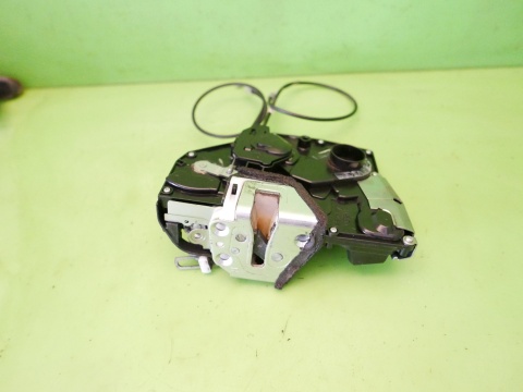 Centralny zamek drzwi prawy przód 8pin SUZUKI SWIFT EZ HB 5D 05-08