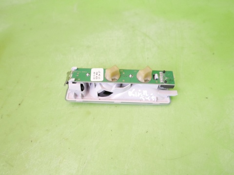 Lampka oświetlenie wnętrza kabiny lewa tył 63.31-6950087 BMW E91 325d 04-08