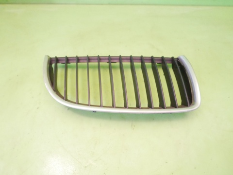 Grill nerka atrapa prawa 7120008 BMW E91 325d 04-08