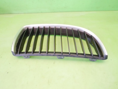 Grill nerka atrapa prawa 7120008 BMW E91 325d 04-08