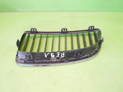 Grill nerka atrapa prawa 7120008 BMW E91 325d 04-08