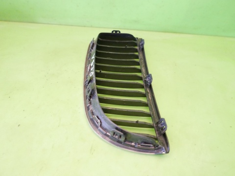 Grill nerka atrapa prawa 7120008 BMW E91 325d 04-08