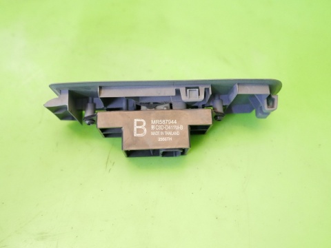Przełącznik szyby prawy przód MR587944 MITSUBISHI COLT VI Z30 CZ5 04-08