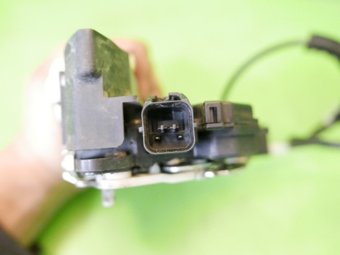 Zamek drzwiowy prawa tył 2pin MITSUBISHI COLT VI Z30 CZ5 HB 5D 04-08