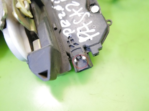 Zamek drzwiowy prawy przód 2pin MITSUBISHI COLT VI Z30 CZ5 HB 5D 04-08