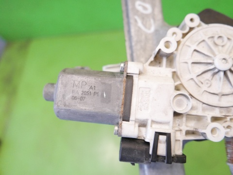 Mechanizm podnośnik szyby lewy przód 2pin MITSUBISHI COLT VI Z30 CZ5 HB 5D