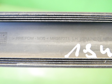 Listwa drzwiowa lewa tył MR957271 MITSUBISHI COLT VI Z30 CZ5 HB 5D 04-05