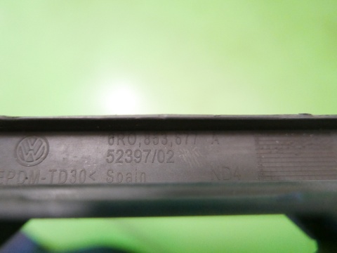 Kratka atrapa zderzaka przód środek 6R0853677A VW POLO 6R V 1.2 12V 09-14