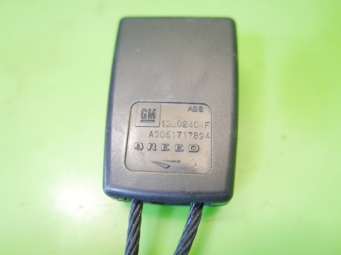 Zapięcie zatrzask pasa lewy tył 13202404F OPEL VECTRA C FL SEDAN 05-08