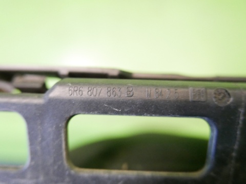 Ślizg zderzaka tył środek 6R6807863B VW POLO 6R V 5D HB 09-14