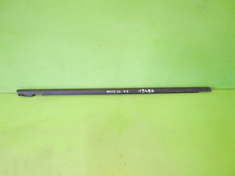 Listwa zgarniająca drzwi przednia przód prawa VW POLO 6R V 5D HB 09-14